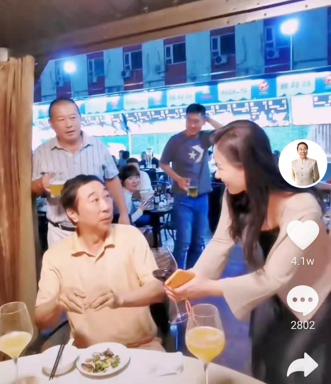 冯巩|64岁冯巩人气爆棚！吃饭被路人敬酒喝到饱，称观众是上帝千万别烦