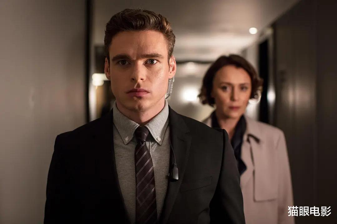 理查德·麦登|权游少狼主海边度假,还带着自己的妈妈,光膀子秀肌肉荷尔蒙爆棚