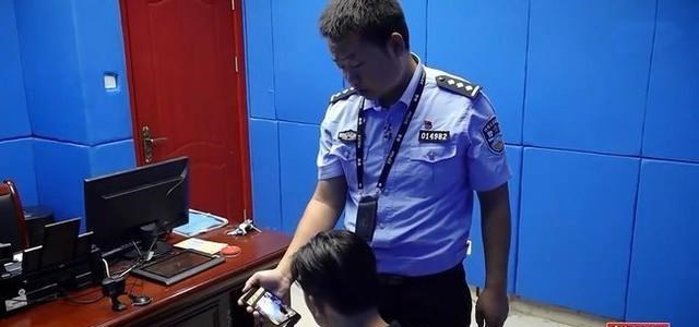 实在接受不了,男子醉倒被劫财劫色,民警看监控直接破防