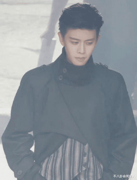 |靠发型“变脸”的男星,古装神颜美出天际,现代刘海背头判若两人