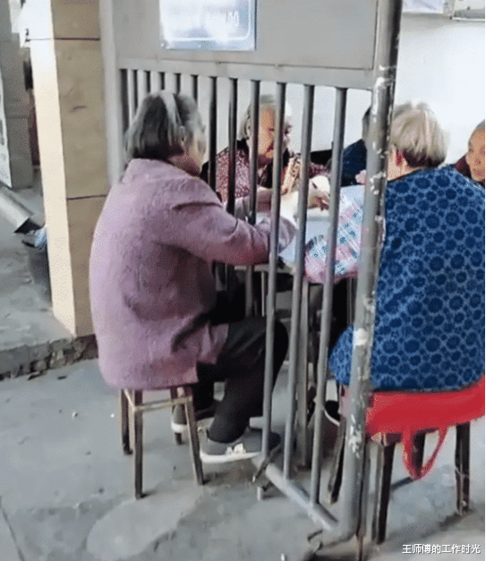 电影霸主|为什么蜈蚣毒性很大，却对公鸡毫无作用呢？真的是知识盲区啊