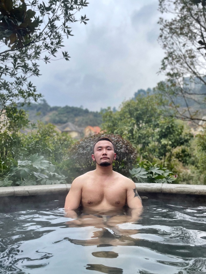 健身圈一哥|名媛胡子飞机头，健身练就一身肌肉，蹲腿塑造出的翘臀肉眼可见！