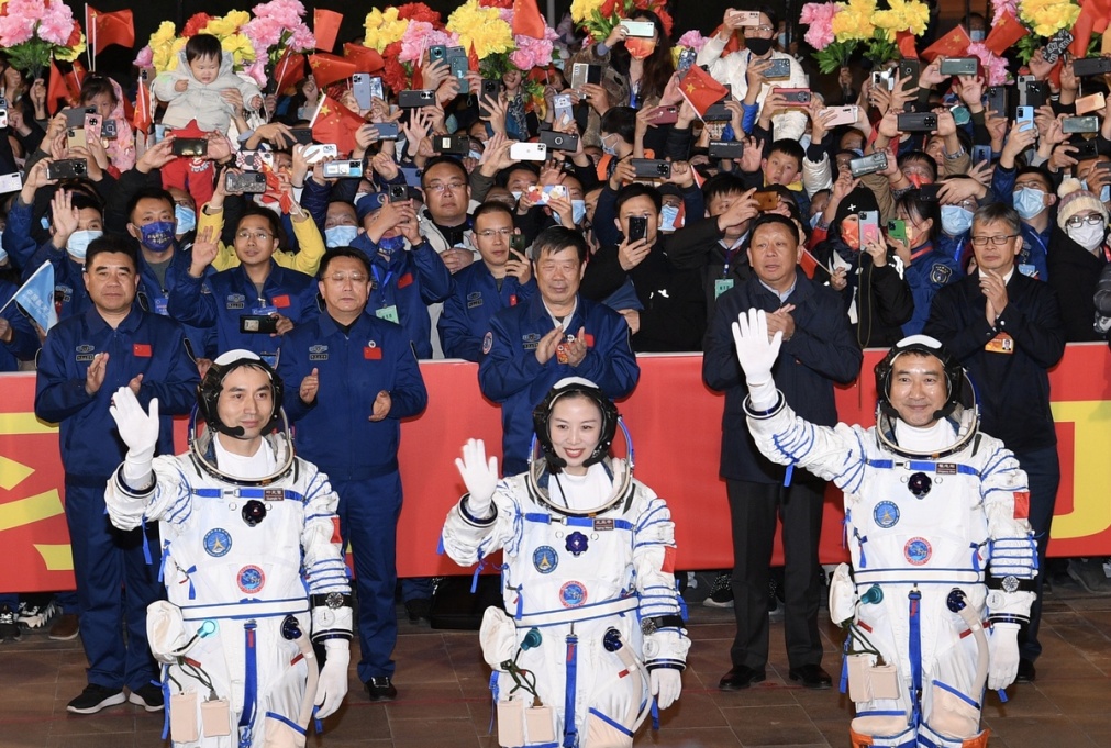 王亚平: 中国首位太空漫步女航天员、教师、理发师, 万能技艺怎造就?