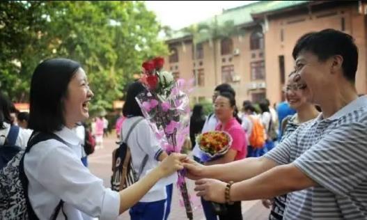 高秀花说育儿|孩子考上大专,父母是否应该举办升学宴?网友声称:反正我不会去