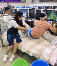 40岁老阿姨老牛吃嫩草25岁小伙,关键还一脸夫妻相,哇哈哈这波赚大啦~