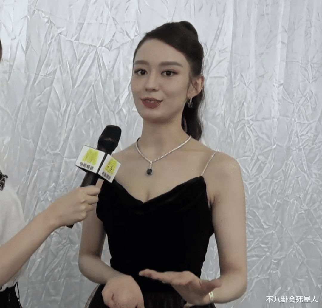 陈飞宇|上影节红毯生图：陈飞宇嘴凸黑眼圈重，孟美岐牙齿黄，景甜脸紧绷