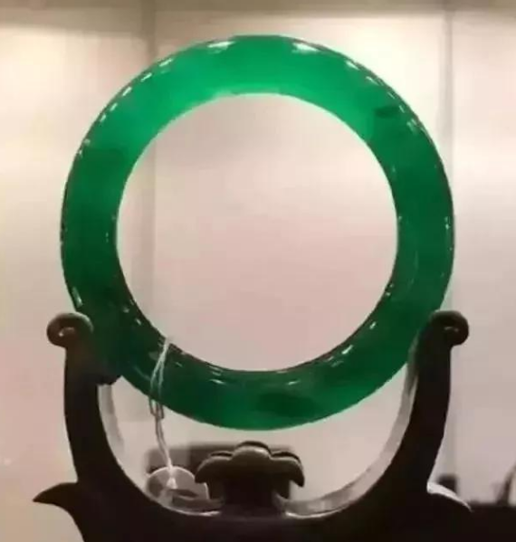 翡翠手镯|一个月买了14件“满绿翡翠”，做完鉴定后傻眼了......