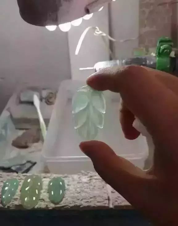 玉雕|1200块翡翠被粗切,老板大哭一场,看看玉雕大师如何化腐朽为神奇