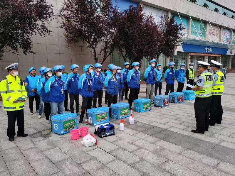 武汉交警 武汉蔡甸区交警在全区范围内开展 “戴头盔,安全行”主题宣讲活动