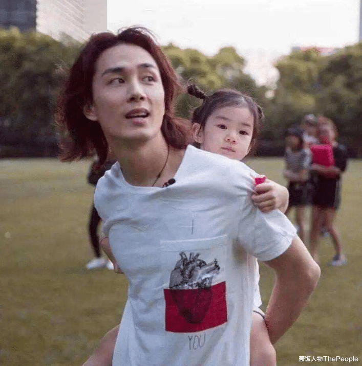 张家辉|盘点圈内有名爱妻男：有人相伴23年如新婚，有人把媳妇宠成小孩