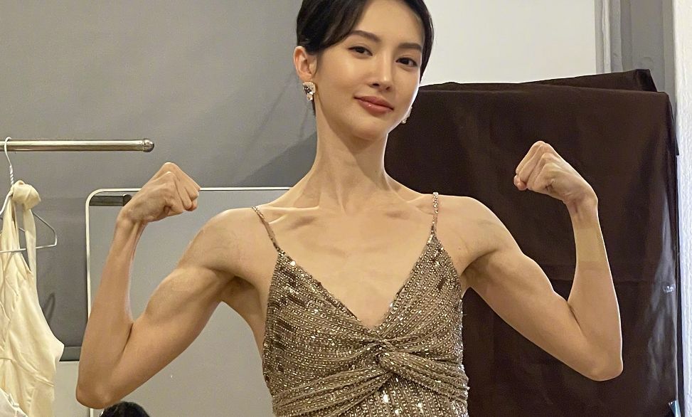金晨|金晨新年秀身材，肌肉线条明显网友喊话出教程，姐姐一心搞事业