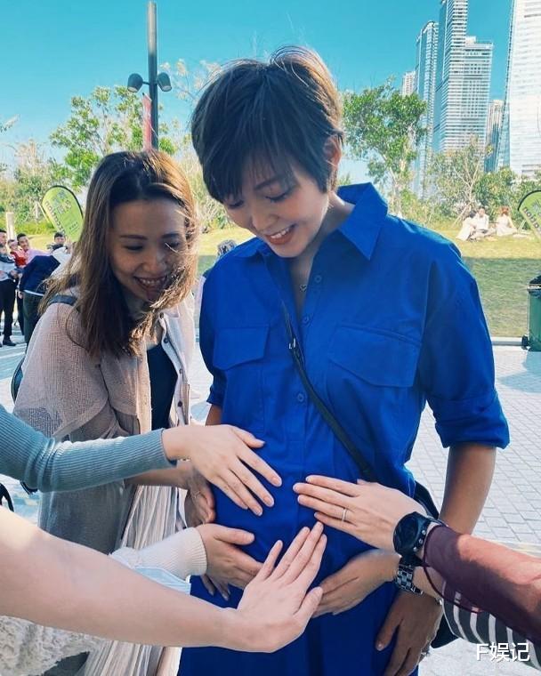 洪永城|TVB小生洪永城与挺大孕肚的太太恩爱合影 用手摸着孕肚露出幸福笑容