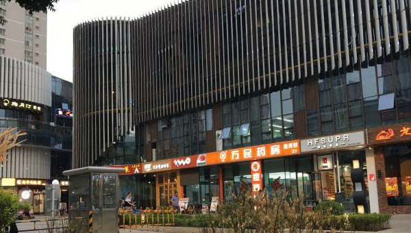 杀猪说娱乐 山西一商场或将凉凉！今商户远离人烟稀少，只剩美食店无奈支撑