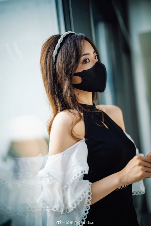 余霜|LPL女主持造型照片,小钰性感可爱,余霜口罩才是本体?