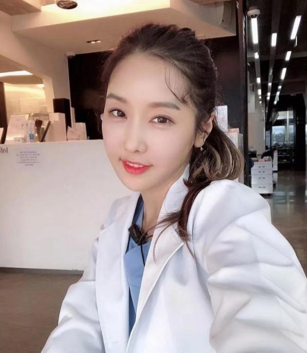 52岁“韩国老阿姨”，和18岁女儿比嫩：你能看出哪个是母亲吗