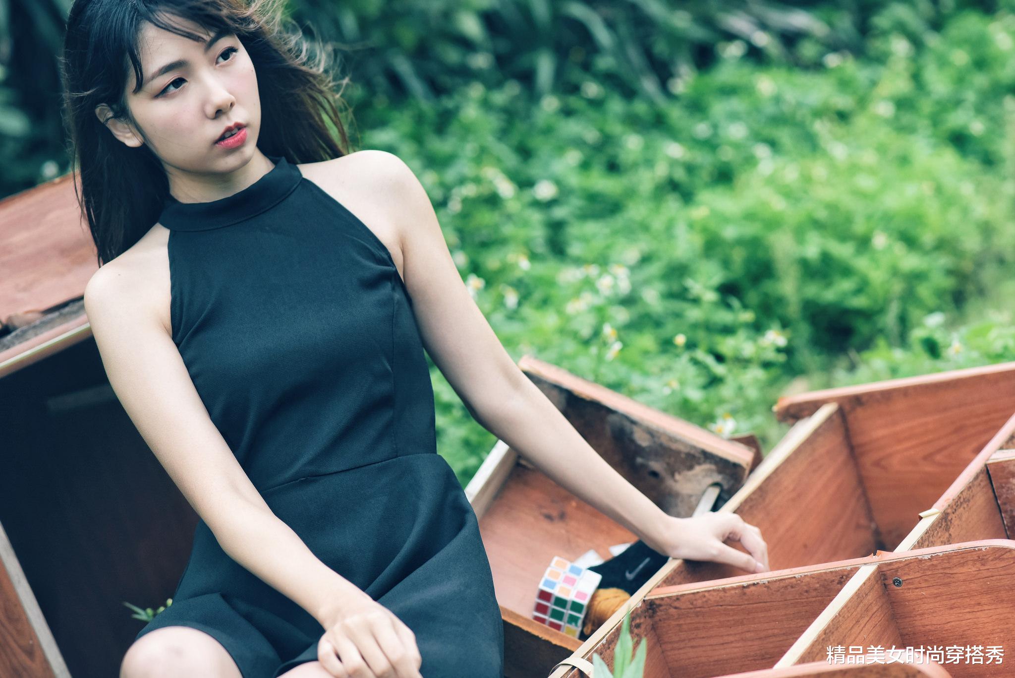 精品美女时尚穿搭秀|黄色的波点上衣，明亮的黄色波点图案，显得十分的清爽明亮