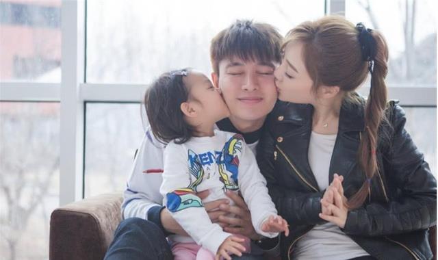 李小璐|李小璐彻底“放开”，穿丁字连体衣秀舞蹈，与往日女神判若两人