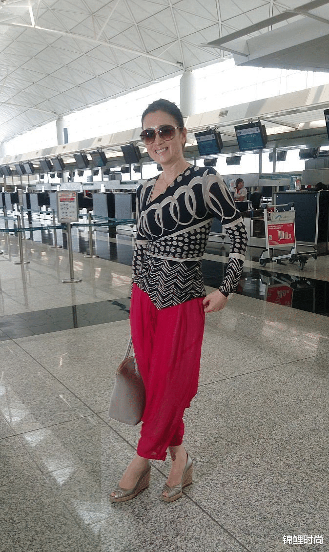 锦鲤时尚|年轻时的巩俐才叫“清秀”,蓝色连衣裙配白衬衫,放在现在也时髦