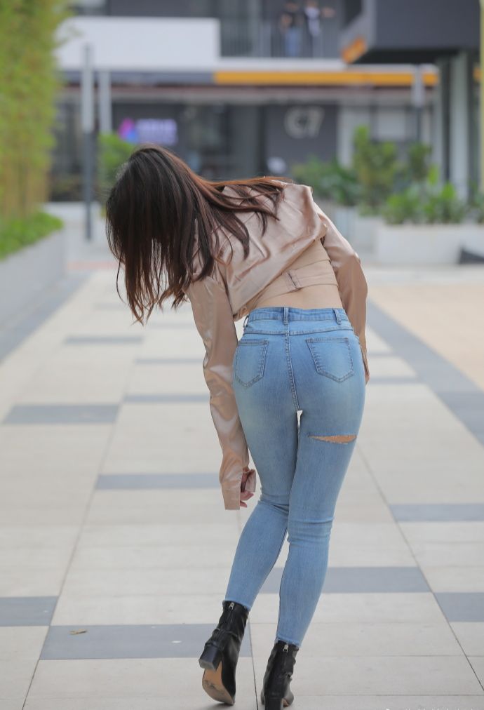 坎叔说时尚 秋季清凉穿搭，衬衫搭配紧身裤，既有气质又“秀身材”！