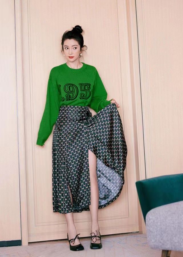 淘鱼时尚 李冰冰赵丽颖拍大片，同穿“浴袍装”温柔甜美，看不出14岁年龄差