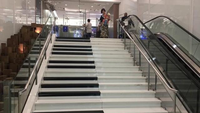 啵啵经 成都地铁站现“钢琴阶梯”,能够发出不同音调,处于磨子桥站