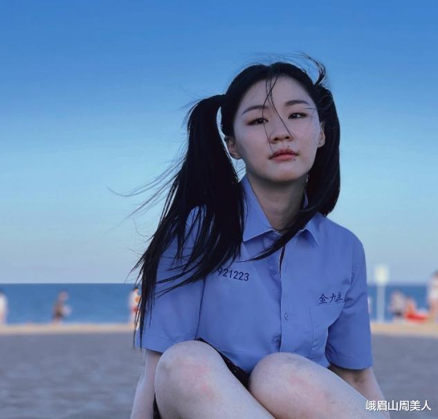 峨眉山周美人|?金靖成“微胖典范”，无惧镜头大胆穿抹胸裙，身材丰满别有风味