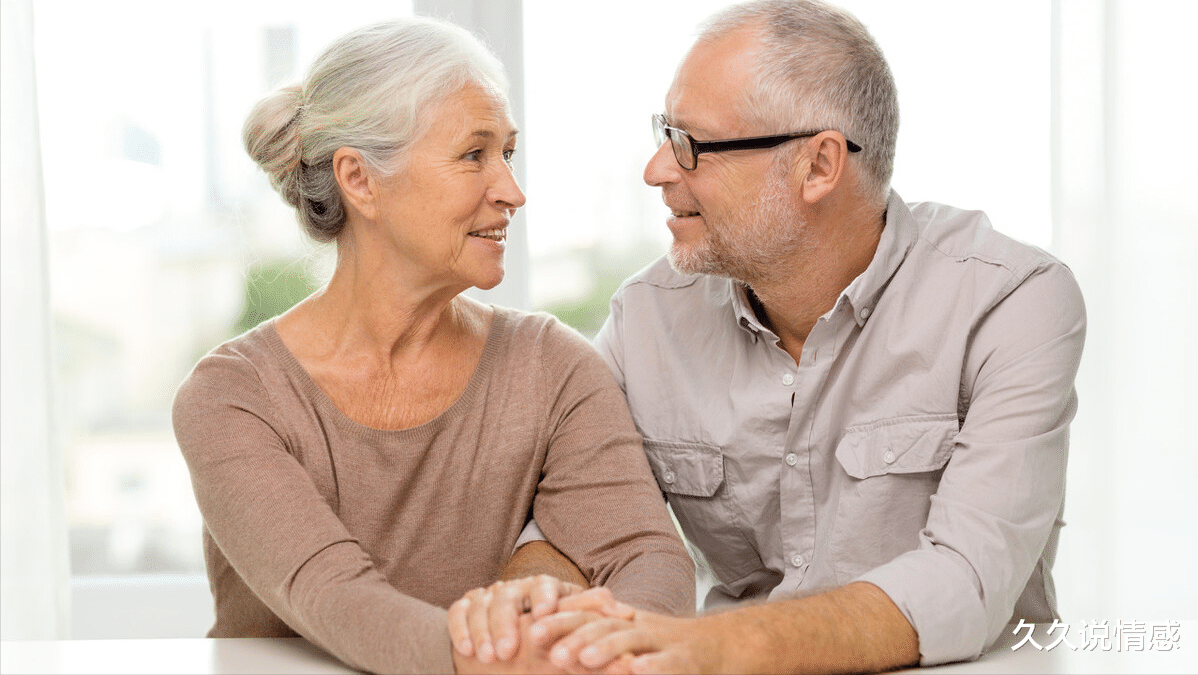久久说情感|76岁大娘的智慧养老：不雇保姆不去养老院，就出钱请儿媳照顾晚年