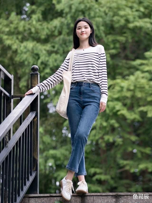 鱼司辰|想要搭配出氛围感其实很简单，条纹衫配牛仔裤简约利落，高级时髦