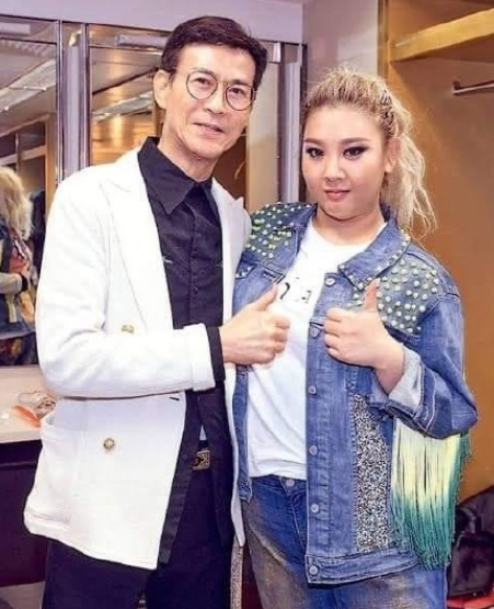 郑欣宜|郑欣宜获奖后曝祭拜亡母行程取消,坦言获父亲祝贺,郑少秋贴心嘱咐女儿