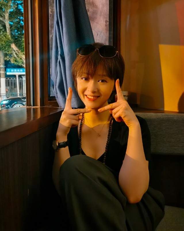 蒋欣|38岁蒋欣素颜曝光，摘口罩与乘务员合影，粉丝：开特效都没她脸小