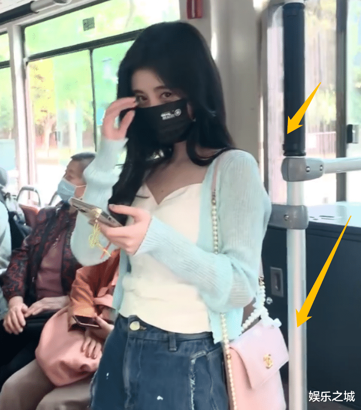 鞠婧祎|鞠婧祎坐公交车，生图下的模样又白又美，脸上的口罩引起关注
