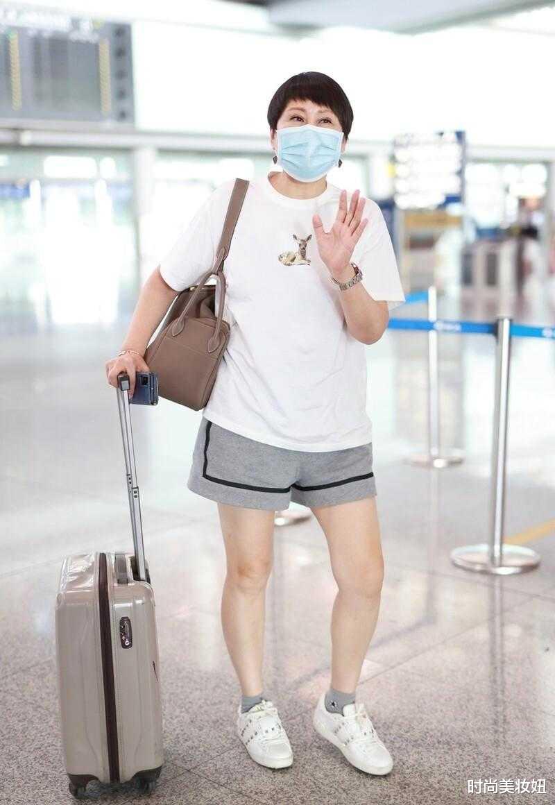 时尚美妆妞|年近60岁的张凯丽状态真好,穿白色T恤配短裤,这腿哪像奶奶辈