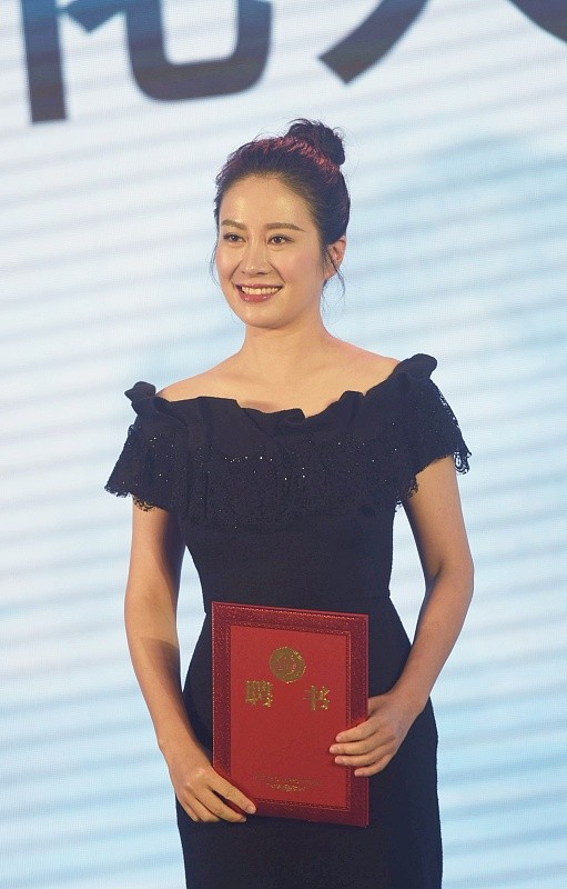 小白爱美搭 叶璇近照面部“有些肿”，但身穿黑裙好优雅，腰臀比尽显妩媚气息