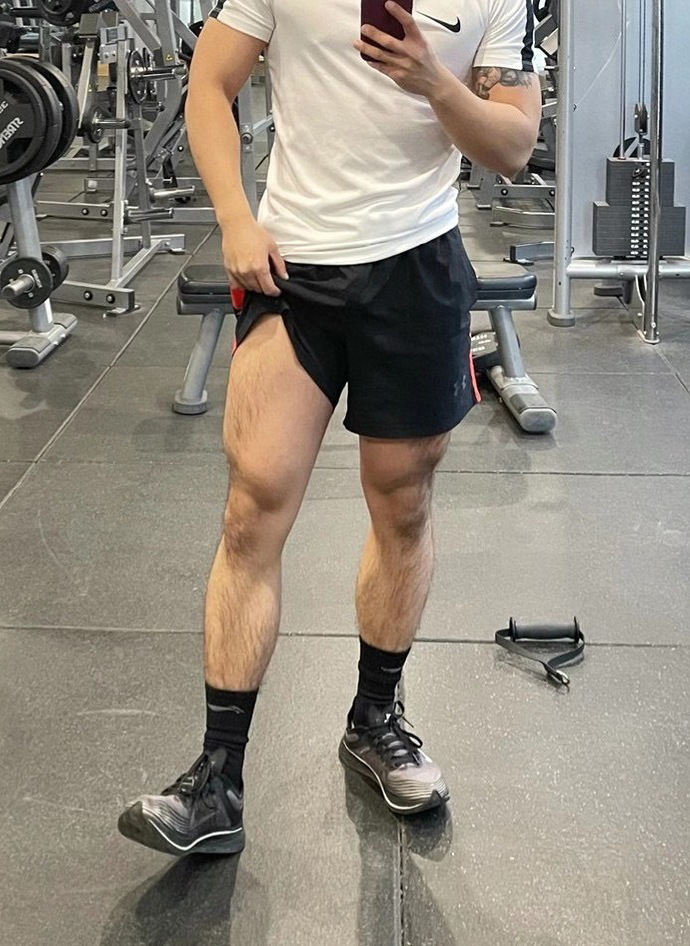 健身圈一哥 22岁肌肉大男孩,撸铁的双手长满了茧,塑造出令人羡慕的腱子肉!