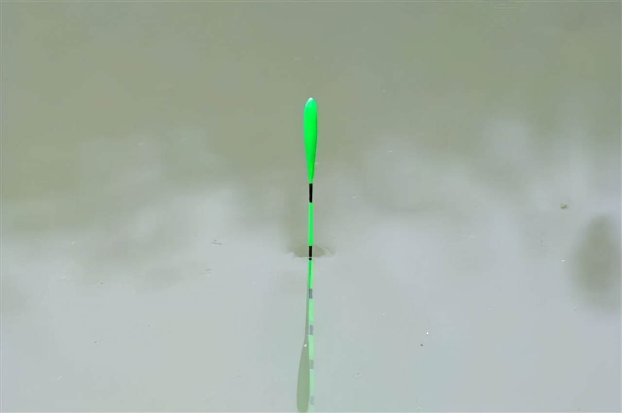 |天变凉，很多钓友开始用轻饵垂钓鲫鱼，这时调钓需要注意什么？