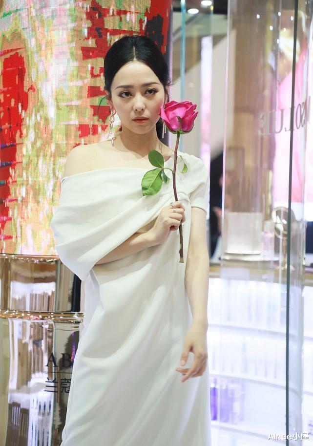 张靓颖|张靓颖有成熟女人的气质了，短发穿薄纱裙挺大方，身材不瘦但匀称