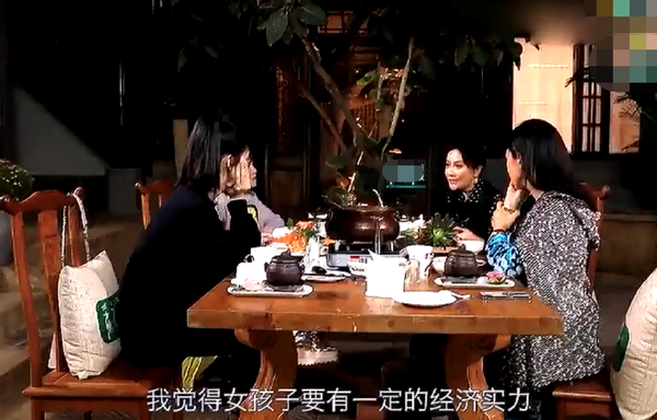 刘嘉玲|刘嘉玲晒拜年视频，脖子上镶钻翡翠鸡蛋大，曾被故宫借上亿收藏品