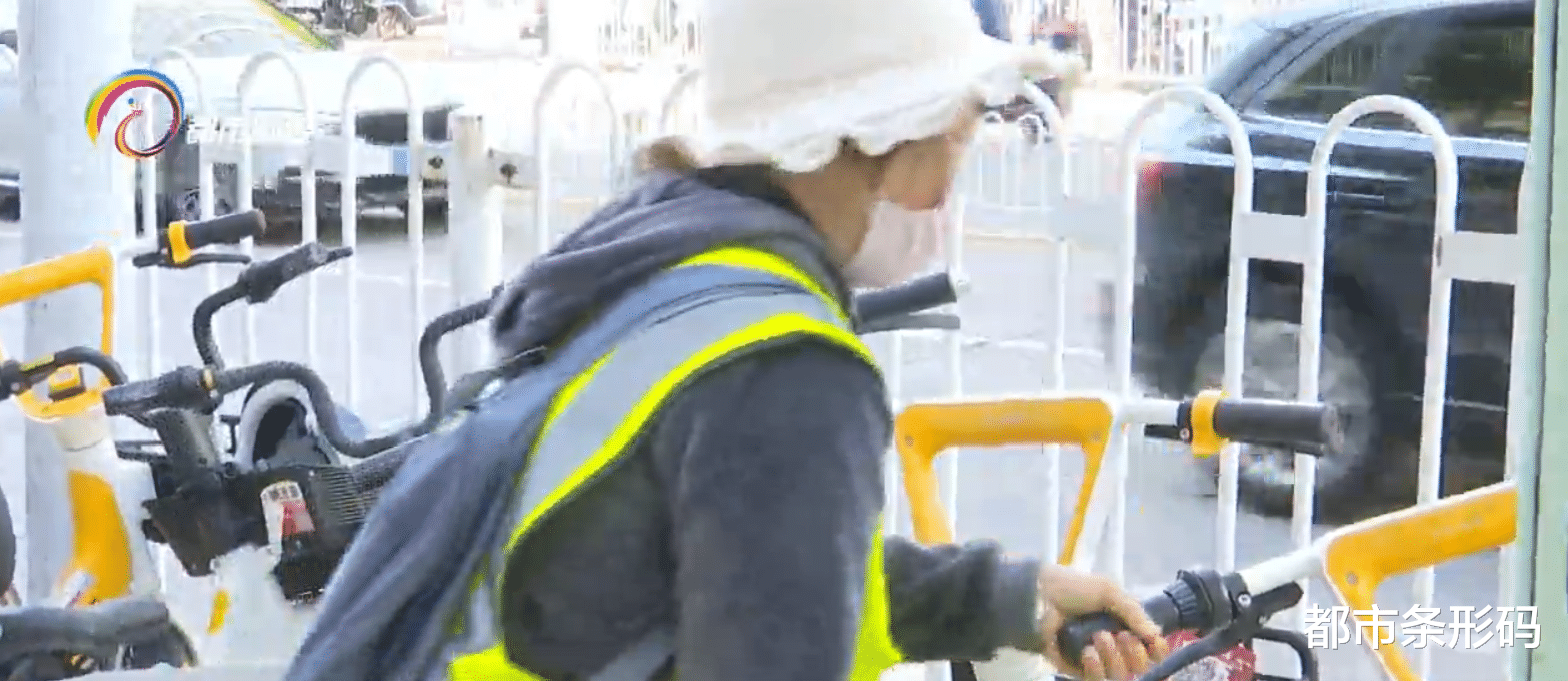 共享车里捡到包 引导员等候失主一个多小时