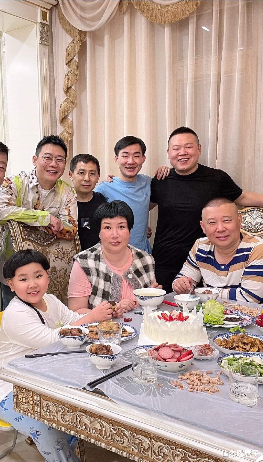 郭德纲|郭德纲为娇妻庆生！王惠穿粉衣锅盖头像假发，6岁小儿子又白又胖
