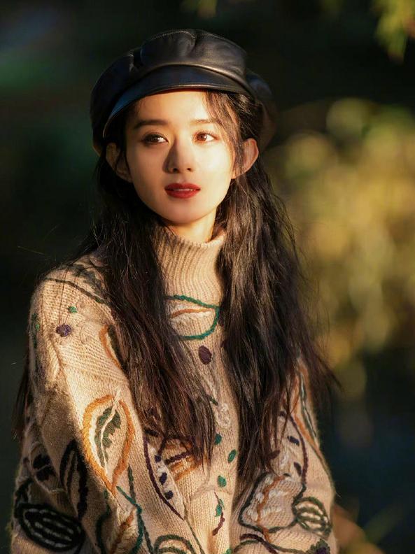 赵丽颖|赵丽颖坐行李箱上摆拍，看清她小腿与箱子高度对比，确定有155？