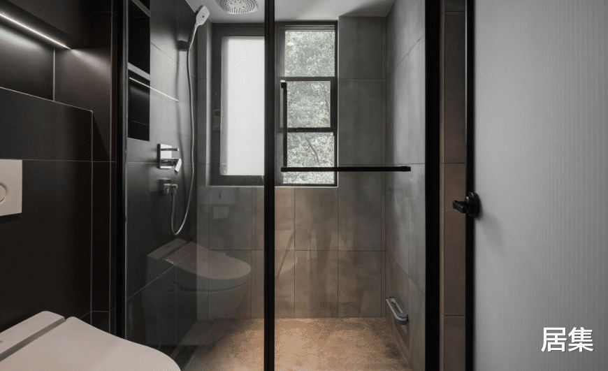 满屋涂鸦墙充满创意，闪闪发亮的鞋架，满足了“收纳狂”的小心愿