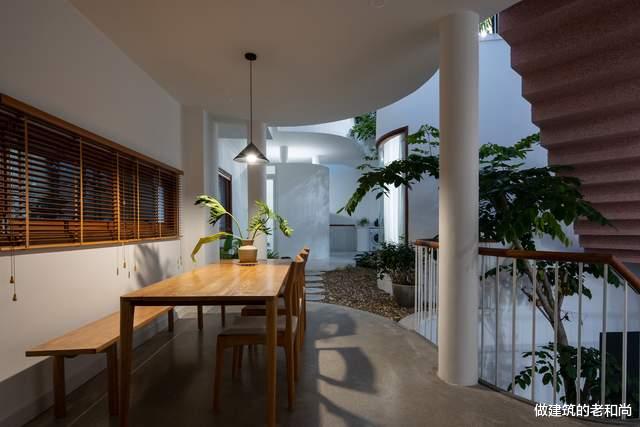 越南女服装设计师的家，当作一件艺术品来设计，空间丰富又有趣