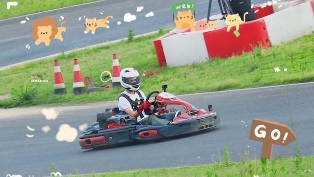 王一博|依旧忙碌！王一博素人装赶行程，代言安踏后，鞋子却从未上脚