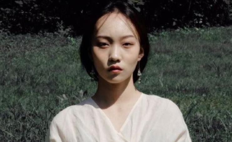 邵雨轩|网红邵雨轩被嘲又丑又土，却坐拥4000万粉丝，真实身份让人高攀不起