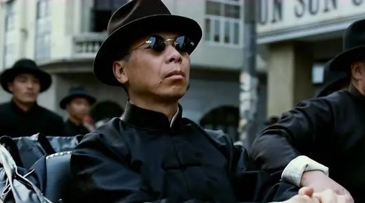 沈阳|“投机倒把”冯小刚，10亿合同泄露，撕开娱圈背后洗钱套路