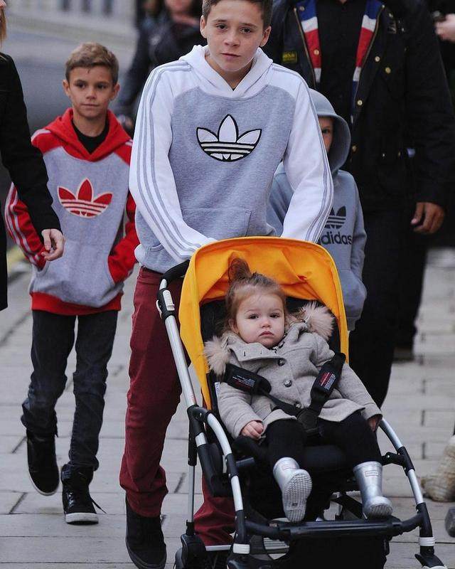 哈珀·贝克汉姆|11岁的小七和大哥跳舞!长兄如父,布鲁克林对妹妹小七特别的宠爱