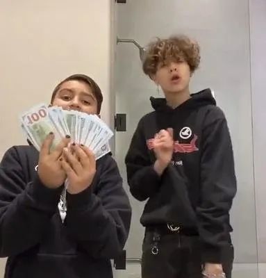 毛豆妈妈育儿说 男子用小孩“脊椎骨”制成手提包，另类炫富遭网友排斥：灭绝人性