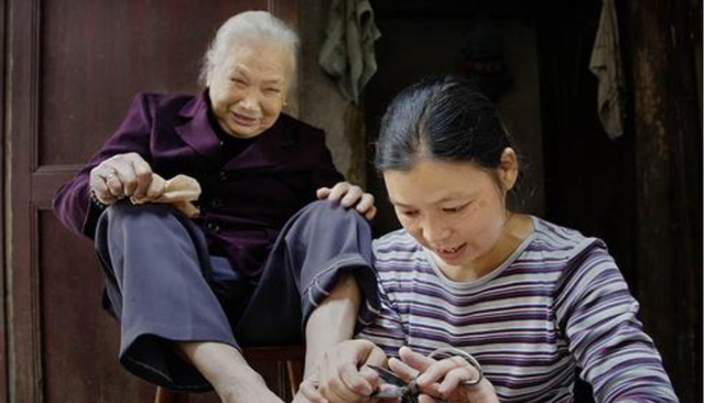 社会E站 常言道：“子不言父过，女不道母奸”，父母做得不对，子女该说吗