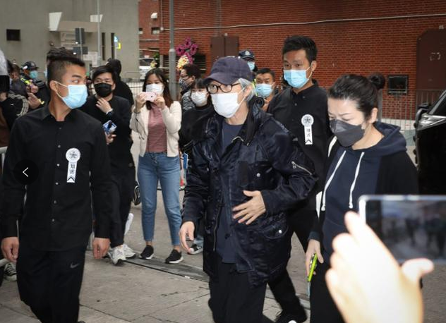 吴孟达|周星驰现身吴孟达葬礼现场，“达叔”总算了无遗憾