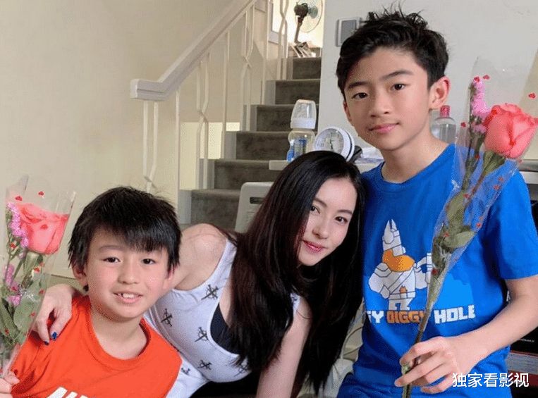 乘风破浪的姐姐|13个辣妈扛起《浪姐2》，4人是单亲妈妈，牺牲事业生娃不后悔